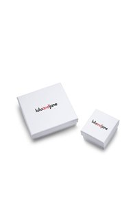 Två fyrkantiga, vita lådor med en slät yta. Den större lådan har en svart och röd "luluandjane"-logotyp; båda har matchande mönster.