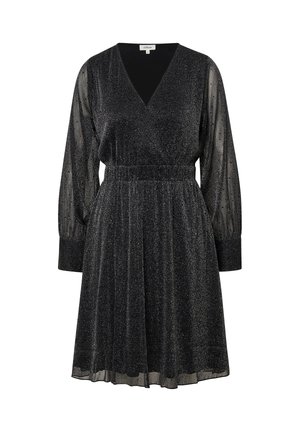 Zwarte jurk met een V-hals, lange doorzichtige mouwen, elastische taille en een uitlopende rok. De stof heeft een glanzende afwerking, wat textuur toevoegt.