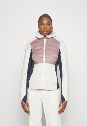 Jachetă colorată, cu partea superioară izolată de culoare roz deschis, corp alb și mâneci bleumarin. Fabricată din material sintetic, cu glugă și închidere cu fermoar.