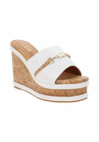 Sandali wedge bianchi con piattaforma in sughero, tomaia in materiale sintetico lucido, design aperto sulla punta e un accento decorativo in catena dorata.