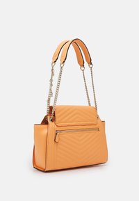 Torebka w kolorze pomarańczowym, pikowana, z dwutonowymi paskami na ramię, srebrnymi elementami łańcucha oraz przednią kieszenią na zamek. Prostokątny kształt, gładka tekstura.