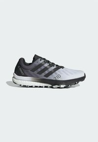 Zapatilla de correr en negro y gris con parte superior de malla, tres rayas negras, `210` impreso en el costado y una suela blanca texturizada.