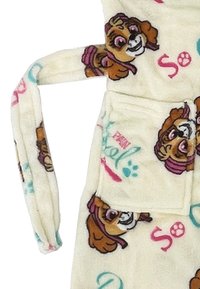Fleece pyjama met een lichtcrème achtergrond, voorzien van een cartoonhondontwerp en speelse tekst in roze en blauw. Inclusief een voorzak.