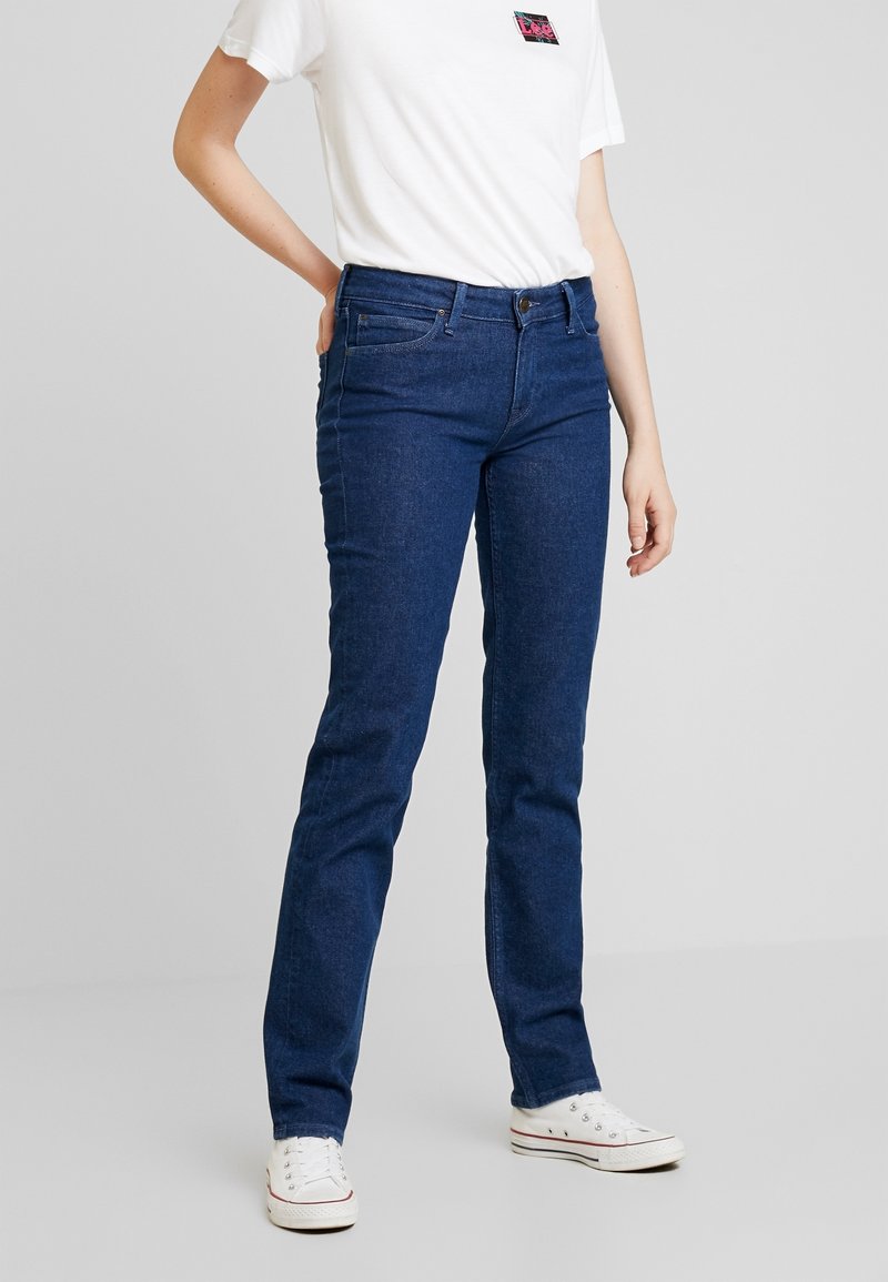 Vaqueros de mezclilla azul oscuro con corte recto, que cuentan con cinco bolsillos, cierre de botón y cremallera, y detalles de costura sutiles.