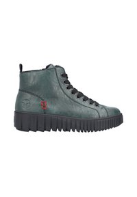 Bottines en cuir vert avec des lacets noirs, semelle épaisse noire et accent rouge sur le côté. Bout rond et détails de couture partout.