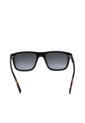 Lunettes de soleil rectangulaires noires avec des verres foncés dégradés et des branches à motif écaille sur fond blanc.