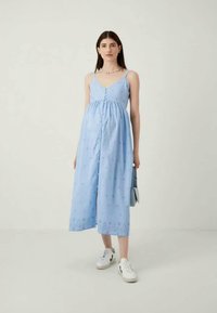 ONLY MATERNITY OLMMEHLIA STRAP MIDI DRESS  - Päevakleit - serenity