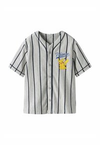 Maglietta grigia a maniche corte con righe verticali blu, dotata di chiusura frontale a bottoni e di una grafica di Pikachu con il testo "Pokémon".