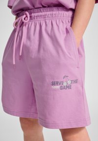 Hellblaue Shorts aus Baumwolle mit elastischem Bund und Kordelzug; mit einem grafischen Aufdruck, der "SERVE THE GAME" sagt.