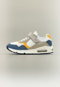 Ανδρικό αθλητικό παπούτσι με λευκό επάνω μέρος, μπλε και γκρι λεπτομέρειες, πορτοκαλί διακόσμηση, επενδεδυμένο περιμετρικό κολλάρο και λουράκι με βέλκρο για ασφαλή εφαρμογή.