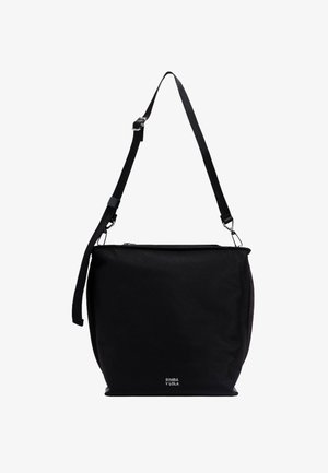 Czarna torba na ramię o prostokątnym kształcie, z regulowanym paskiem, zamknięciem na zamek oraz małym detalem logo na dole.