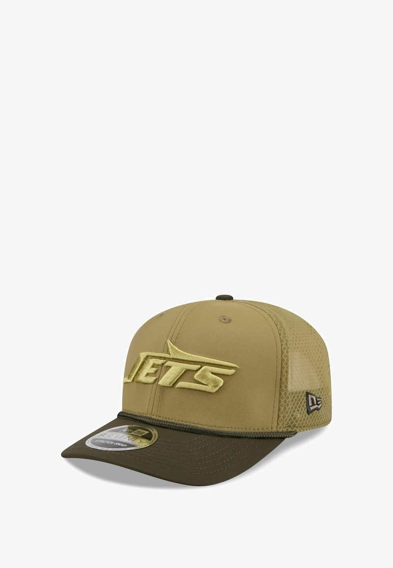 Khaki-Cap mit einem erhabenen gelben "JETS"-Logo auf der Vorderseite, einem strukturierten Mesh-Rücken und einem dunkelgrünen Schild. Strukturierte Gestaltung mit Nähakzenten.