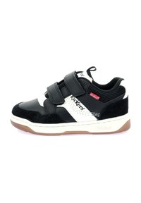 Baskets noir et blanc avec deux bandes Velcro, tige en daim et synthétique, semelle en caoutchouc et détails en maille pour la respirabilité.