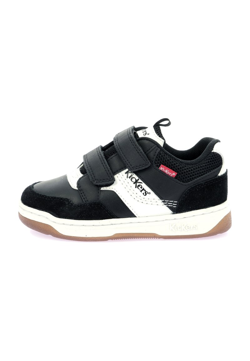 Baskets noir et blanc avec deux bandes Velcro, tige en daim et synthétique, semelle en caoutchouc et détails en maille pour la respirabilité.