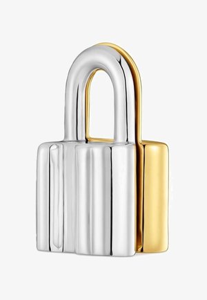 Candado metálico plateado y dorado con arco redondeado y cuerpo rectangular sobre fondo blanco.