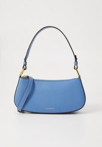 Modra usnjena ročna torbica z ukrivljeno obliko, kratkim ročajem in odstranljivim trakom. Opremljena z zlatimi kovinskimi detajli in teksturirano površino.