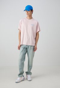 Levi's® VINTAGE FIT GRAPHIC - Nyomott mintás póló - potpourri