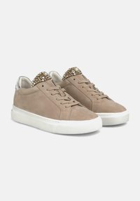 Sneakers in suede beige con suole in gomma bianca, chiusura con lacci e un accento scintillante sul tallone. Textura liscia e forma moderna.