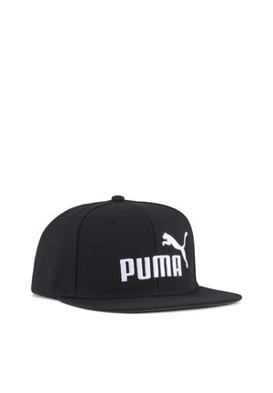 Gorra negra de ala plana con logo y texto blanco de Puma centrados en el panel frontal, mostrada en un ligero ángulo sobre un fondo blanco.