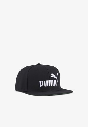 Gorra negra de ala plana con logo y texto blanco de Puma centrados en el panel frontal, mostrada en un ligero ángulo sobre un fondo blanco.