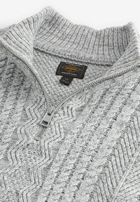 Grauer gestrickter Pullover mit einem strukturierten Zickzackmuster, Reißverschlusskragen und Markenetikett. Verfügt über eine grobe Strickart und robuster Hardware.