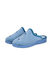 Un par de zapatillas de casa ligeras de color azul claro, con suela acolchada y bordado geométrico en la parte superior, mostradas desde un ángulo lateral.