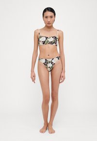 Blomstret bikiniset med svart bakgrunn og pastellfarger, mykt stoff og justerbare spaghetti-stropper. Underdelen har høyutskåret design.