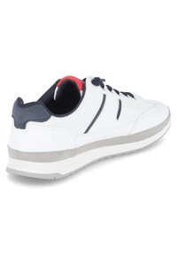 Weiße Sport-Sneaker mit perforiertem Obermaterial, navyblauen Akzenten und grauer Laufsohle. Verfügt über runde Schnürsenkel und einen gepolsterten Schaft.