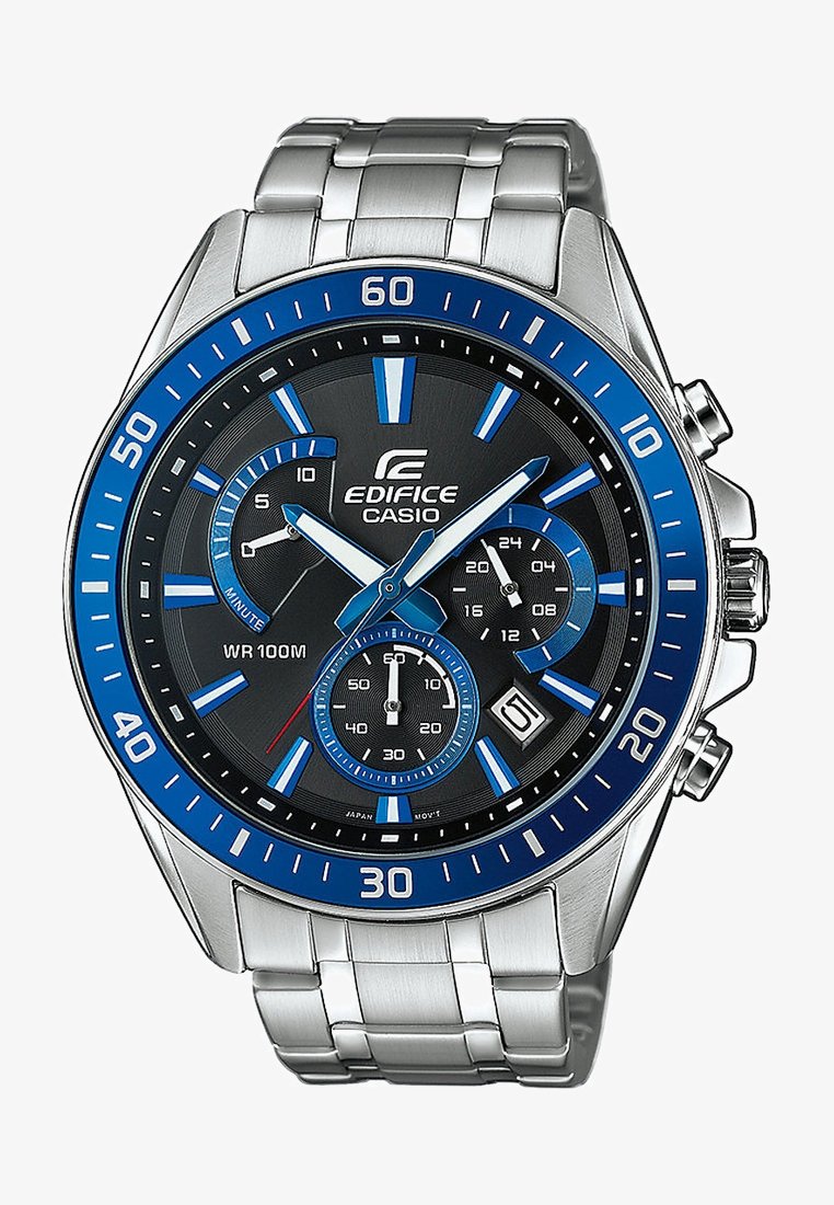 Sølv rustfritt stålklokke med svart urskive, blå detaljer, chronograph sub-urskiver og en blå bezel; vannbestandig opptil 100 meter.