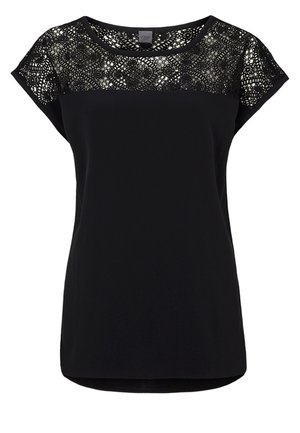 Schwarzes Kurzarmoberteil mit rundem Ausschnitt und einem kunstvollen floralen Spitzeneinsatz über den Schultern und dem oberen Brustbereich.
