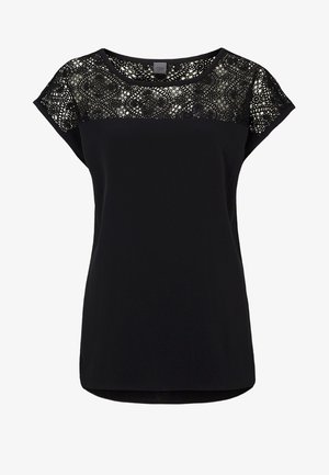 Zwarte top met korte mouwen, ronde hals en een ingewikkeld bloemenkantpaneel over de schouders en de bovenborst.