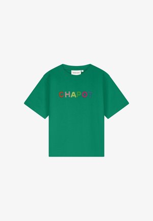 Groen T-shirt met korte mouwen en kleurrijke gestippelde letters die "CHAPOT" op de borst spellen.