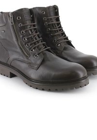 Par de botas de cuero marrón oscuro con cordones, cremalleras laterales y suelas robustas sobre fondo blanco.