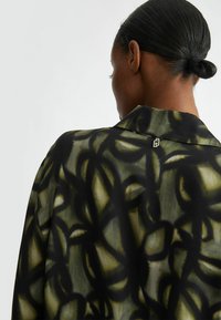 LIU JO PRINTED - Nööpidega pluus - black