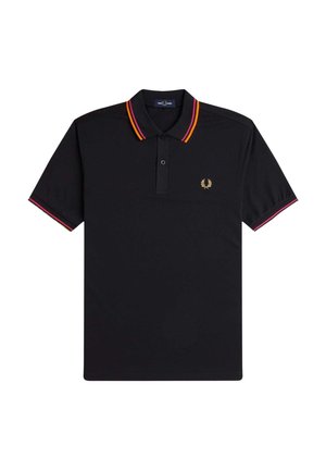 Camiseta polo negra con una tapeta de tres botones, colorida con un cuello a rayas en rojo, amarillo y rosa, y un pequeño logo dorado de laurel en el pecho.