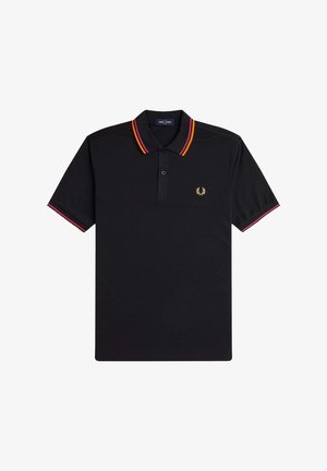 Camiseta polo negra con una tapeta de tres botones, colorida con un cuello a rayas en rojo, amarillo y rosa, y un pequeño logo dorado de laurel en el pecho.