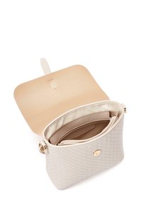 Borsa a tracolla bianca trapuntata con una texture liscia, hardware dorato e un'apertura superiore che rivela un interno beige con scomparti.