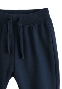 Mørkeblå sweatpants med ribbet talje, justerbar snor og glat stoftekstur; ingen synlige sidelommer.