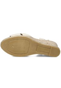 Hakken sandal met een geweven jute hak en rubberen zool. Voorzien van twee brede, lichtgekleurde banden. Onderkant toont een gestructureerde grip en maat 38.