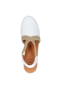 Vit espadrille med en beige kanvasrem, utformad för en slip-on-design. Har dekorativ sömnad runt sulan och en brun innersula.