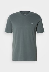 T-shirt gris foncé à manches courtes et col rond avec un petit logo blanc "M OP" sur le côté gauche de la poitrine, présenté sur un fond uni.