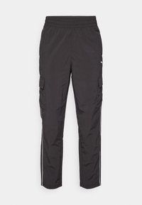 Melni cargo bikses, kas izgatavotas no viegla materiāla, ar elastīgu jostasvietu, sānu kabatām un baltām akcentu svītrām gar kājām.