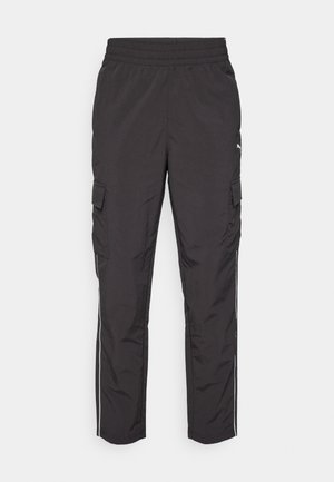 Schwarze Cargo-Hosen aus leichtem Material mit elastischem Bund, Seitentaschen und weißen Akzentstreifen entlang der Beine.