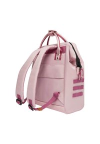 Zaino rosa realizzato in tessuto resistente con una forma strutturata. Presenta spallacci imbottiti, una cerniera frontale e anelli laterali per accessori.