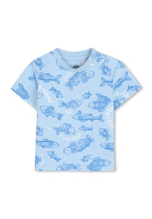 Lichtblauw T-shirt met korte mouwen en een vispatroon in blauwtinten, met witte tekst "Timberland" verspreid over de stof.