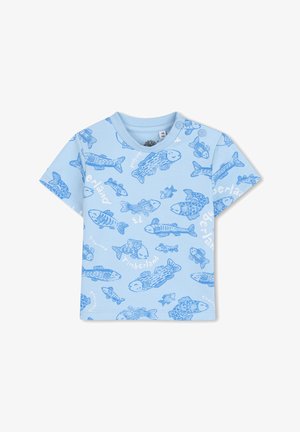 T-shirt à manches courtes bleu clair avec un motif de poissons dans des tons bleus et un texte blanc "Timberland" dispersé sur le tissu.