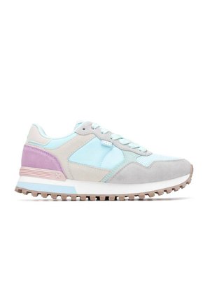 Zapatilla casual azul claro y gris con talón morado, suela blanca, dibujo texturizado y cierre con cordones, vista de perfil.