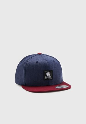 Casquette snapback avec couronne bleu marine, visière plate bordeaux et bouton supérieur, avec un patch logo "Element" noir et blanc au centre devant.
