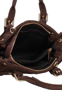 Sac à main en daim marron avec ferrures couleur or, doté d'un intérieur zippé avec doublure noire, de plusieurs compartiments et d'une sangle d'épaule plate.