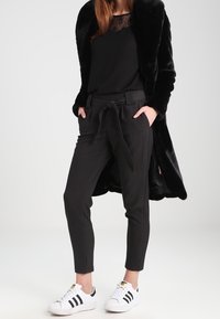 Vero Moda Abrigo de invierno - black